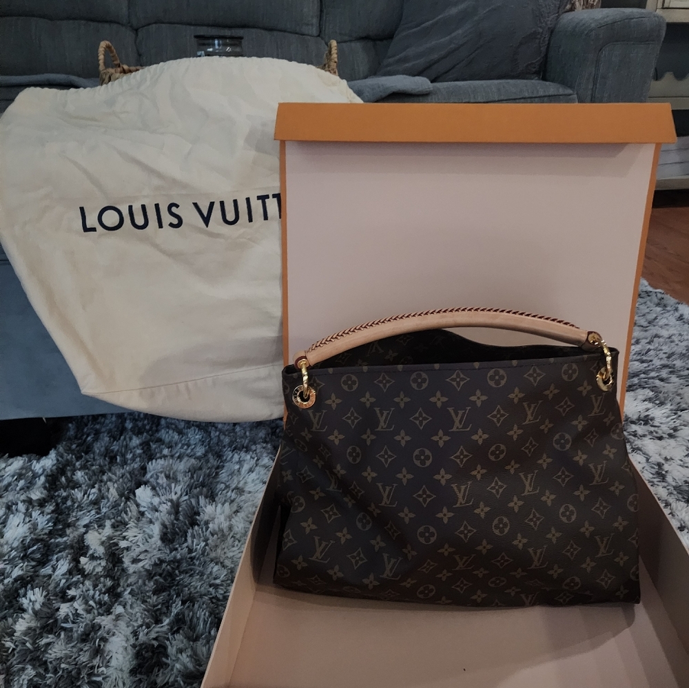 Louie Voutton Artsy Bag